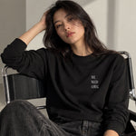 We Need A Hug Sweatshirt – Siyah – model üzerinde ön görünüm