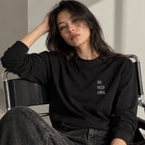 We Need A Hug Sweatshirt – Siyah – model üzerinde ön görünüm