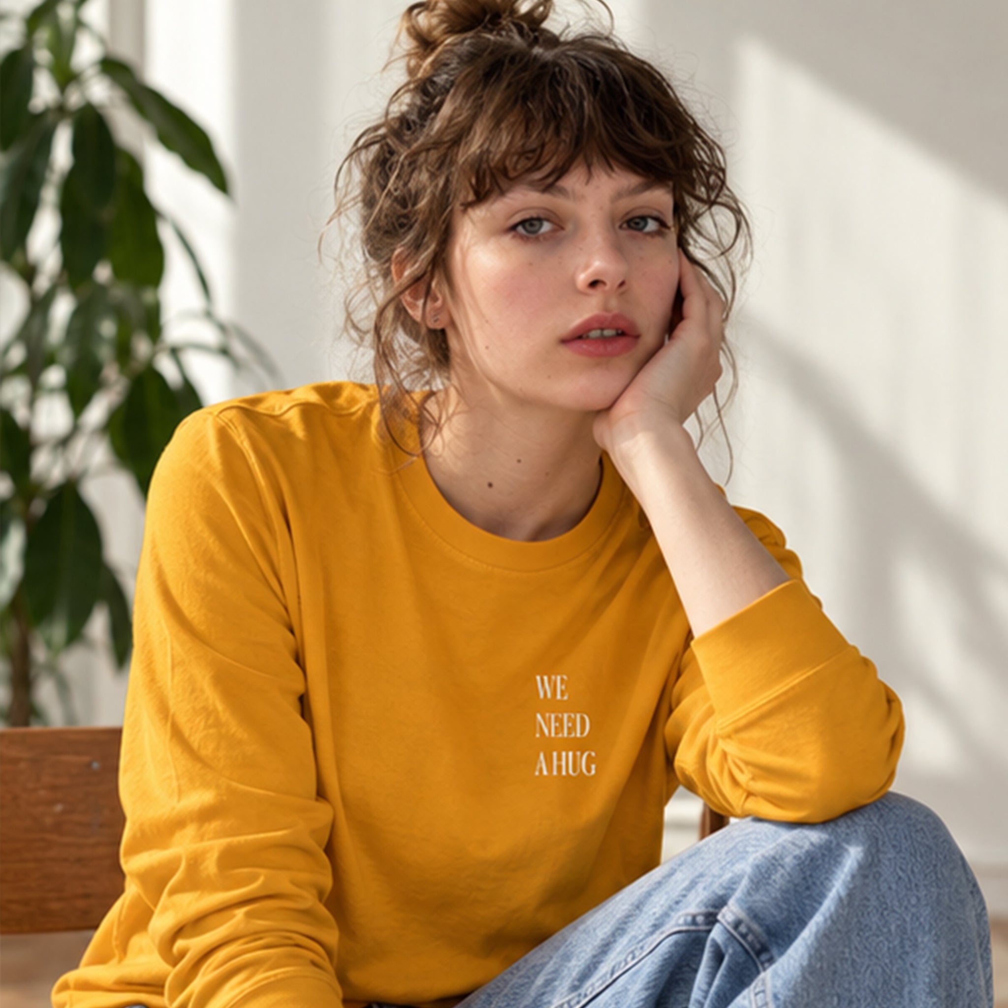 We Need A Hug Sweatshirt – Turuncu – model üzerinde ön görünüm