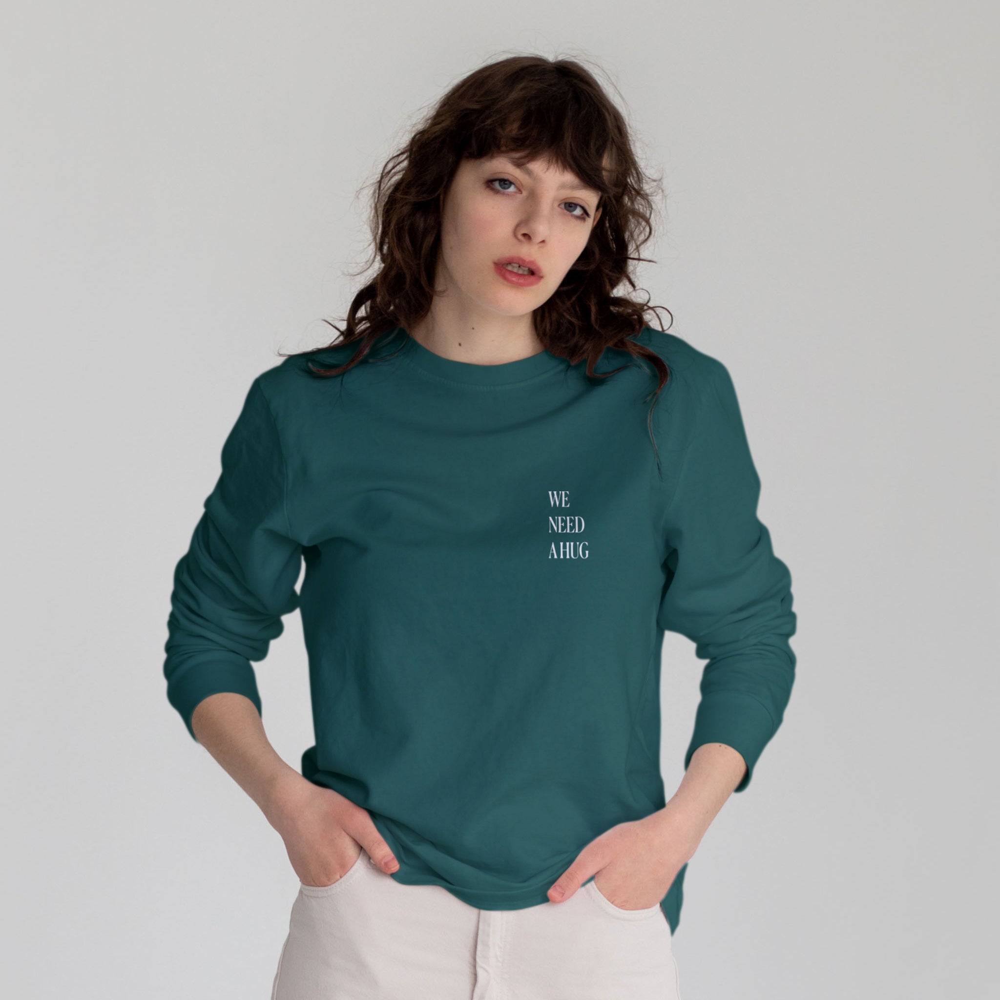 We Need A Hug Sweatshirt – Koyu Yeşil – model üzerinde ön görünüm