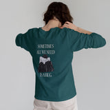 We Need A Hug Sweatshirt – Koyu Yeşil – model üzerinde arka görünüm