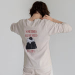 We Need A Hug Sweatshirt – Bej – model üzerinde arka görünüm