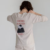 We Need A Hug Sweatshirt – Bej – model üzerinde arka görünüm
