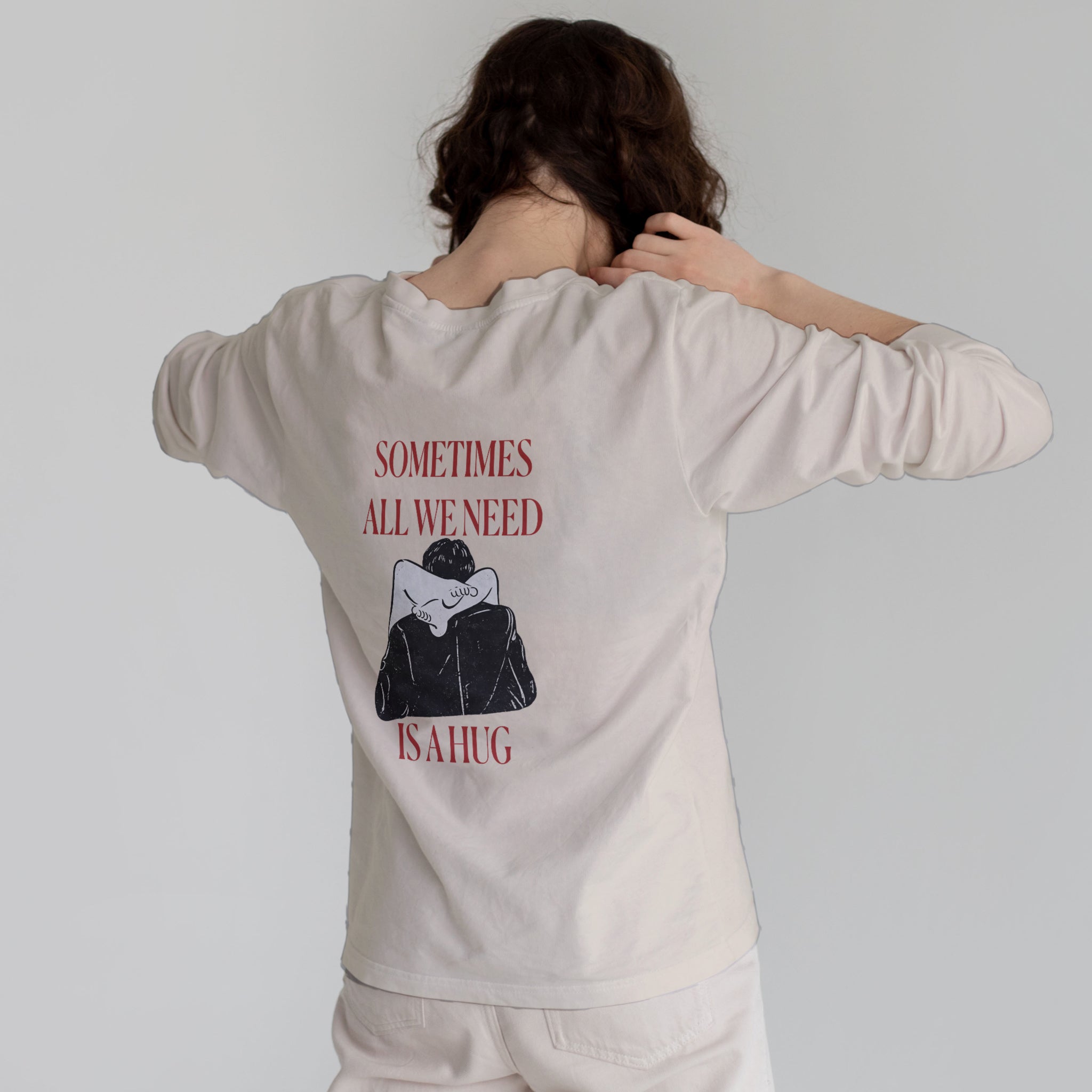 We Need A Hug Sweatshirt – Bej – model üzerinde arka görünüm