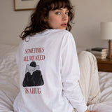 We Need A Hug Sweatshirt – Beyaz – model üzerinde arka görünüm