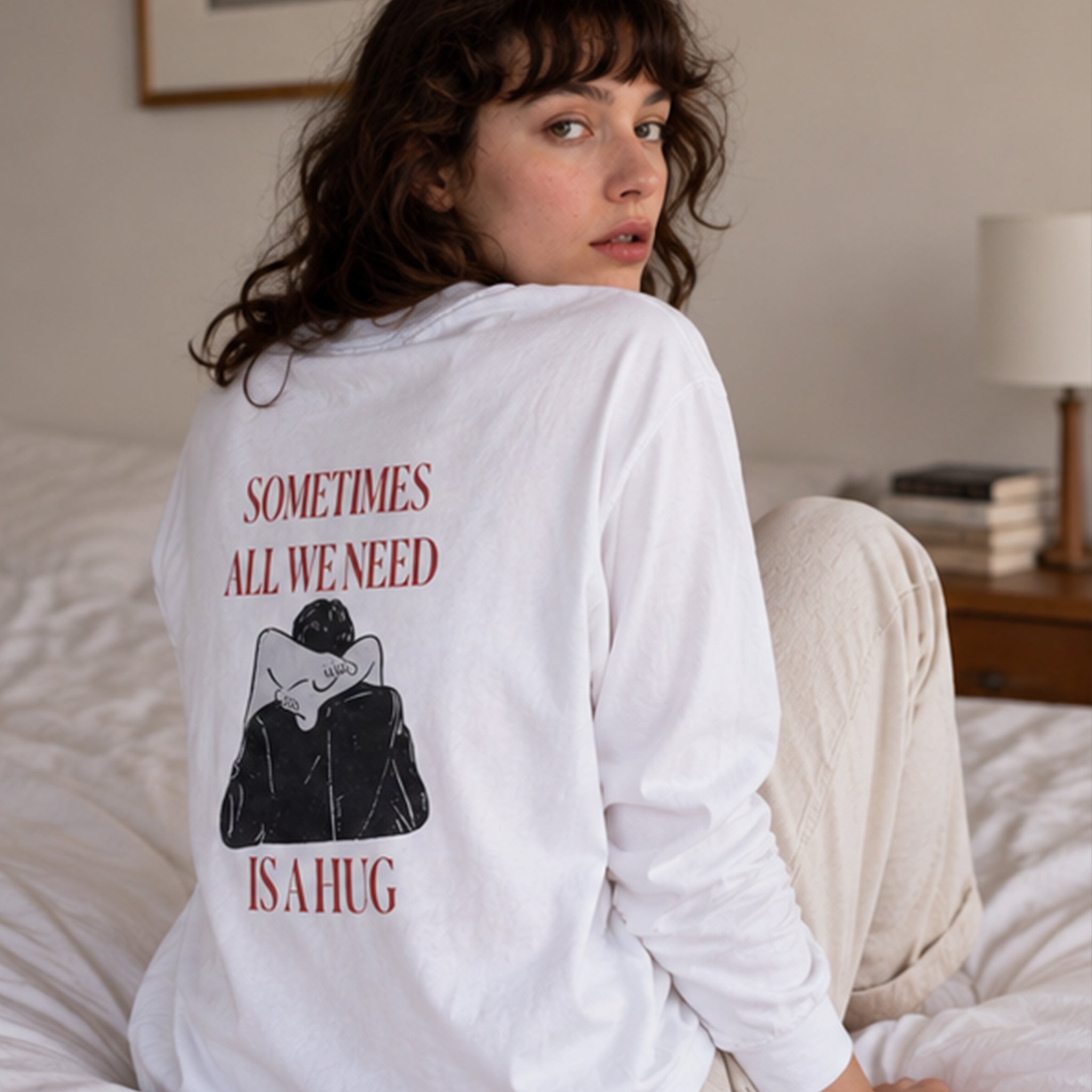 We Need A Hug Sweatshirt – Beyaz – model üzerinde arka görünüm