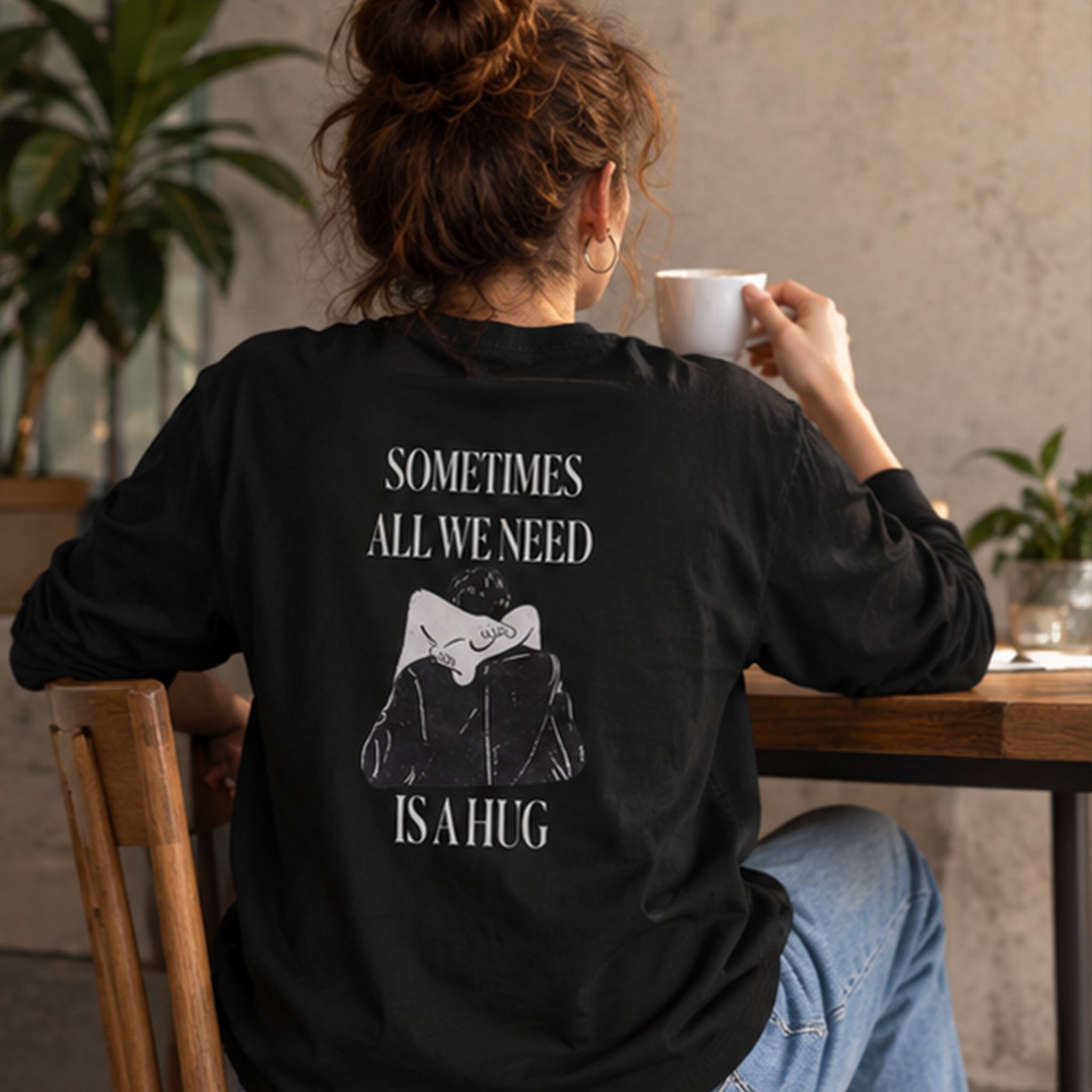 We Need A Hug Sweatshirt – Siyah – model üzerinde arka görünüm