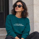 Drama Queen Sweatshirt – Koyu Yeşil – model üzerinde ön görünüm