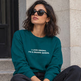 Drama Queen Sweatshirt – Koyu Yeşil – model üzerinde ön görünüm