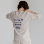 Summer Is Cool If You're Rich Sweatshirt – Bej – model üzerinde arka görünüm