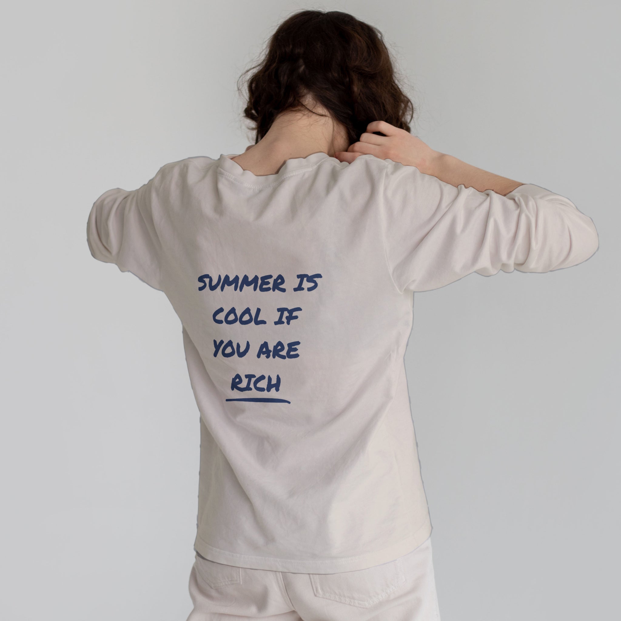 Summer Is Cool If You're Rich Sweatshirt – Bej – model üzerinde arka görünüm