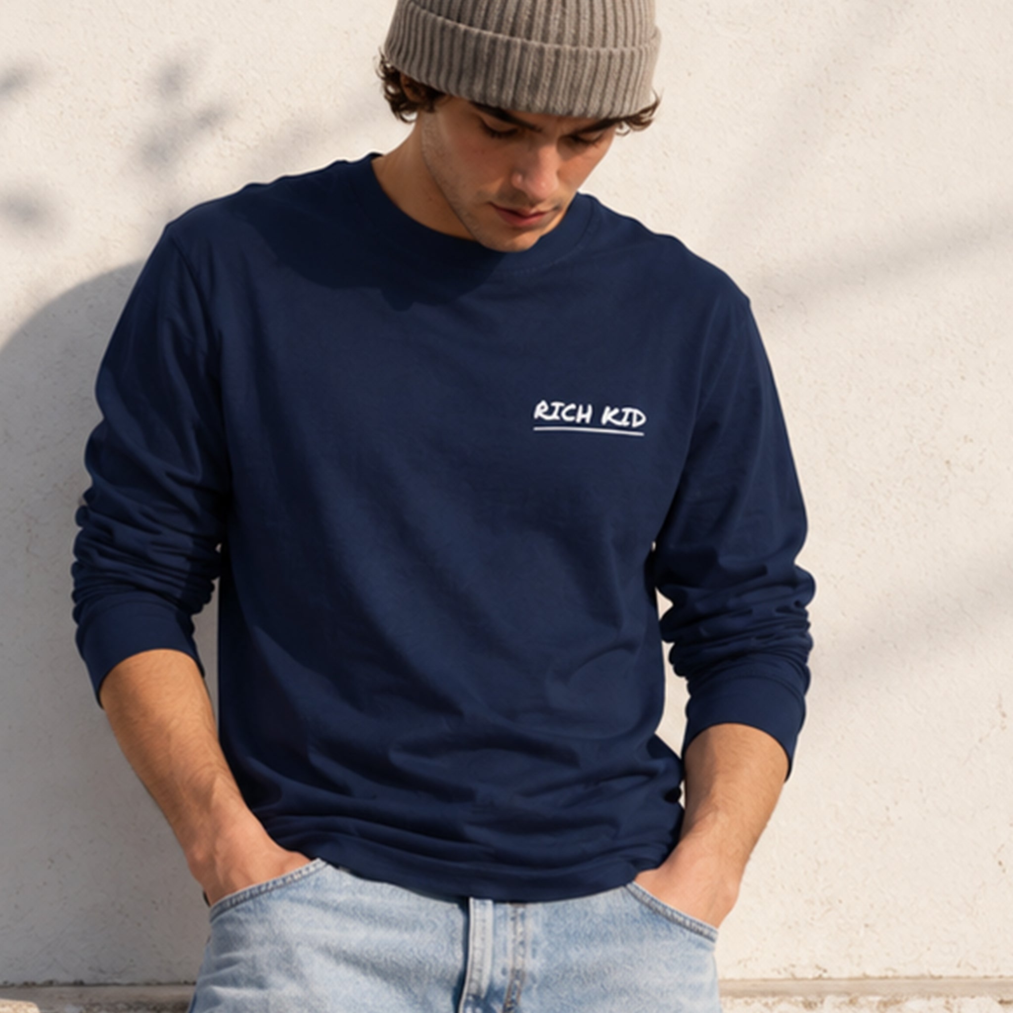 Summer Is Cool If You're Rich Sweatshirt – Lacivert – model üzerinde ön görünüm