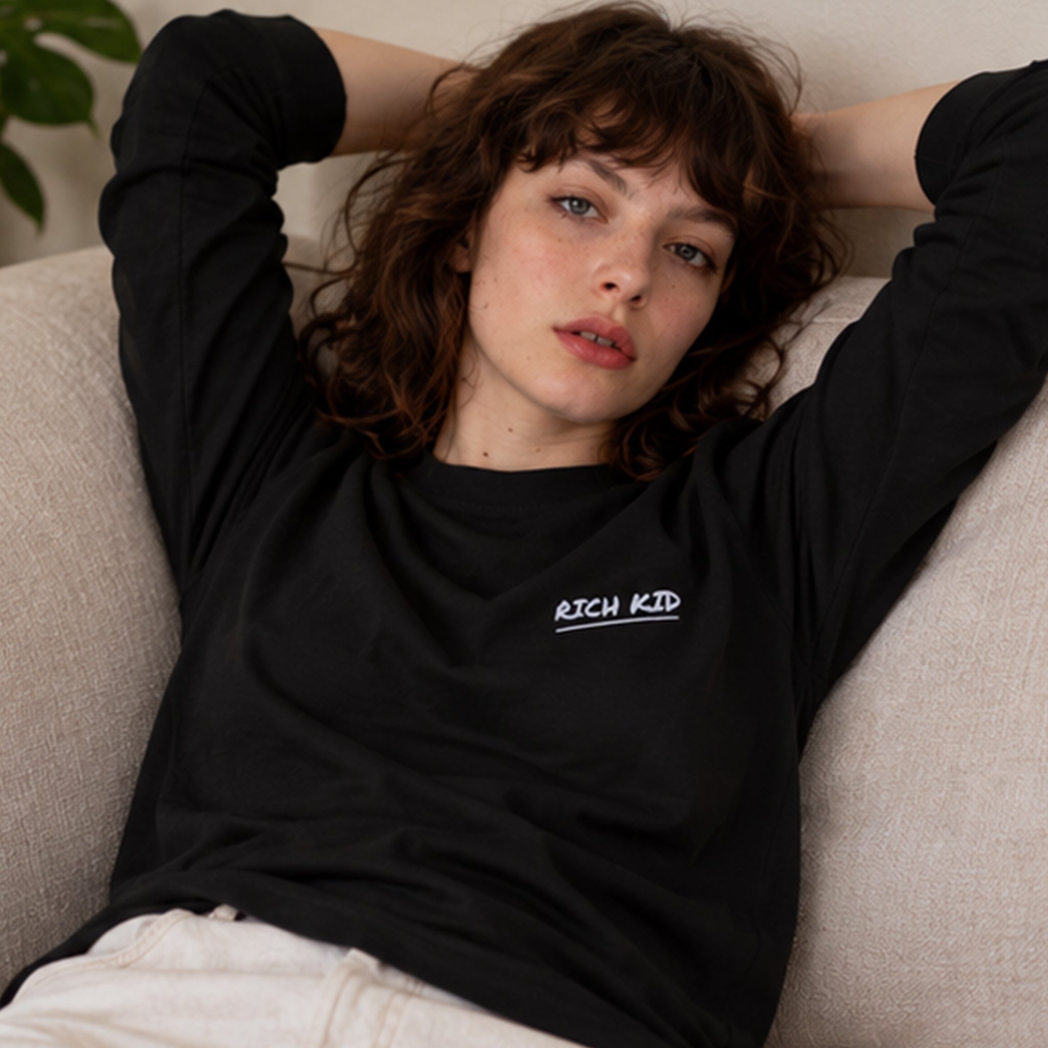 Summer Is Cool If You're Rich Sweatshirt – Siyah – model üzerinde ön görünüm