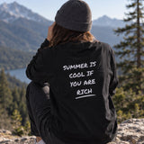 Summer Is Cool If You're Rich Sweatshirt – Siyah – model üzerinde arka görünüm