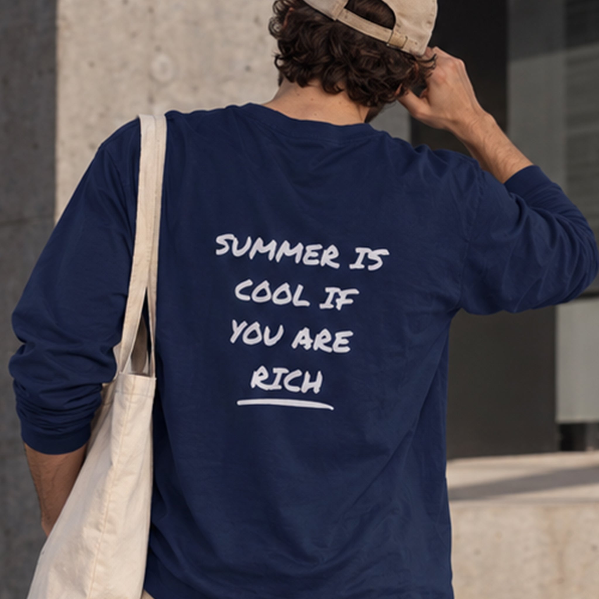 Summer Is Cool If You're Rich Sweatshirt – Lacivert – model üzerinde arka görünüm