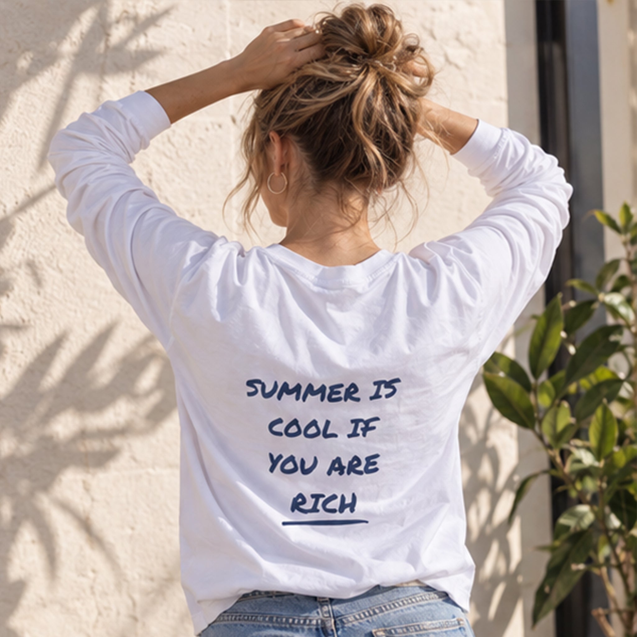 Summer Is Cool If You're Rich Sweatshirt – Beyaz – model üzerinde arka görünüm