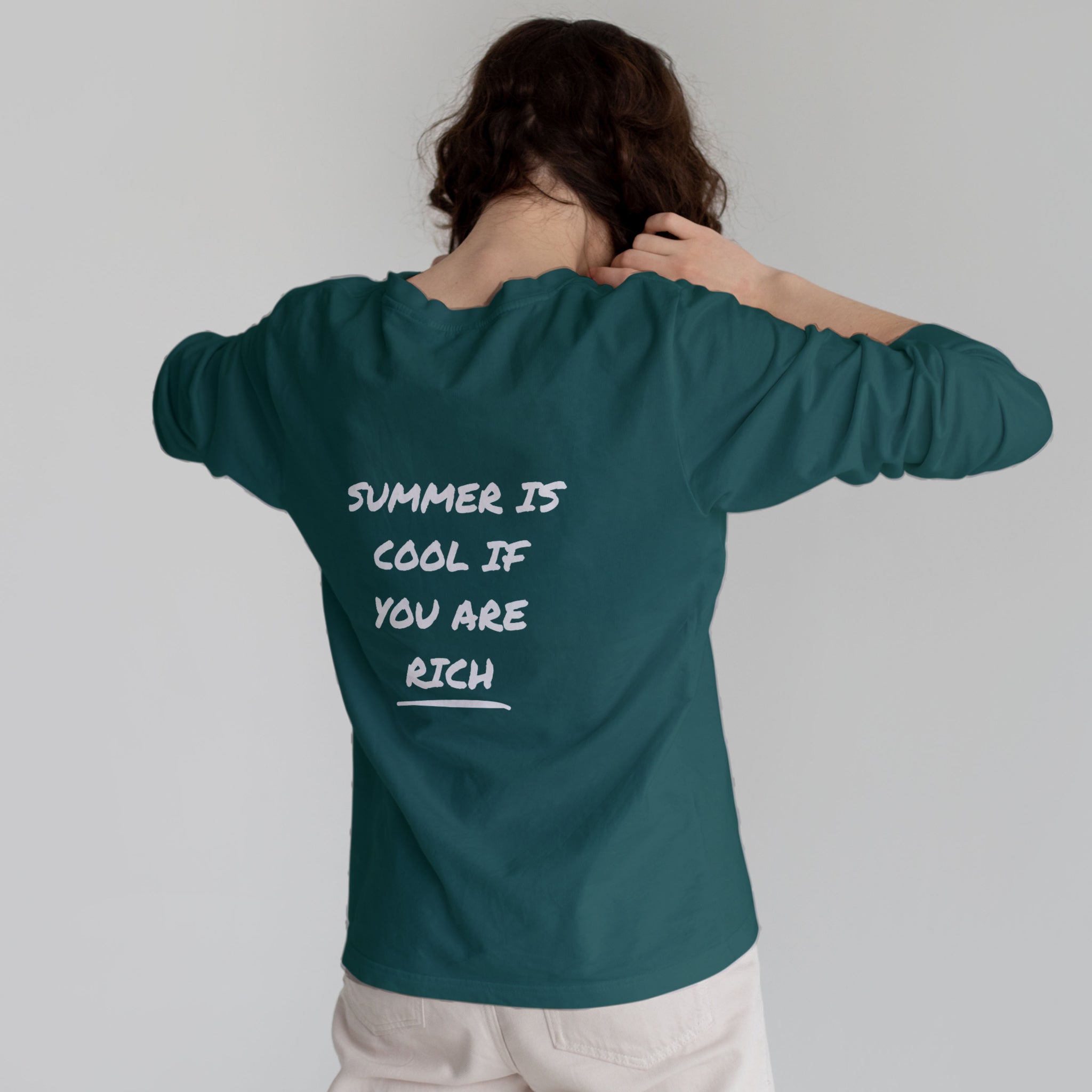Summer Is Cool If You're Rich Sweatshirt – Koyu Yeşil – model üzerinde arka görünüm