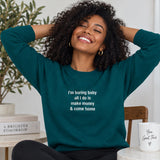 I’m Boring Baby Sweatshirt – Koyu Yeşil – model üzerinde ön görünüm