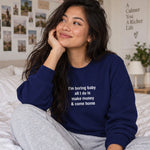I’m Boring Baby Sweatshirt – Lacivert – model üzerinde ön görünüm