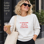 I’m Boring Baby Sweatshirt – Beyaz – model üzerinde ön görünüm