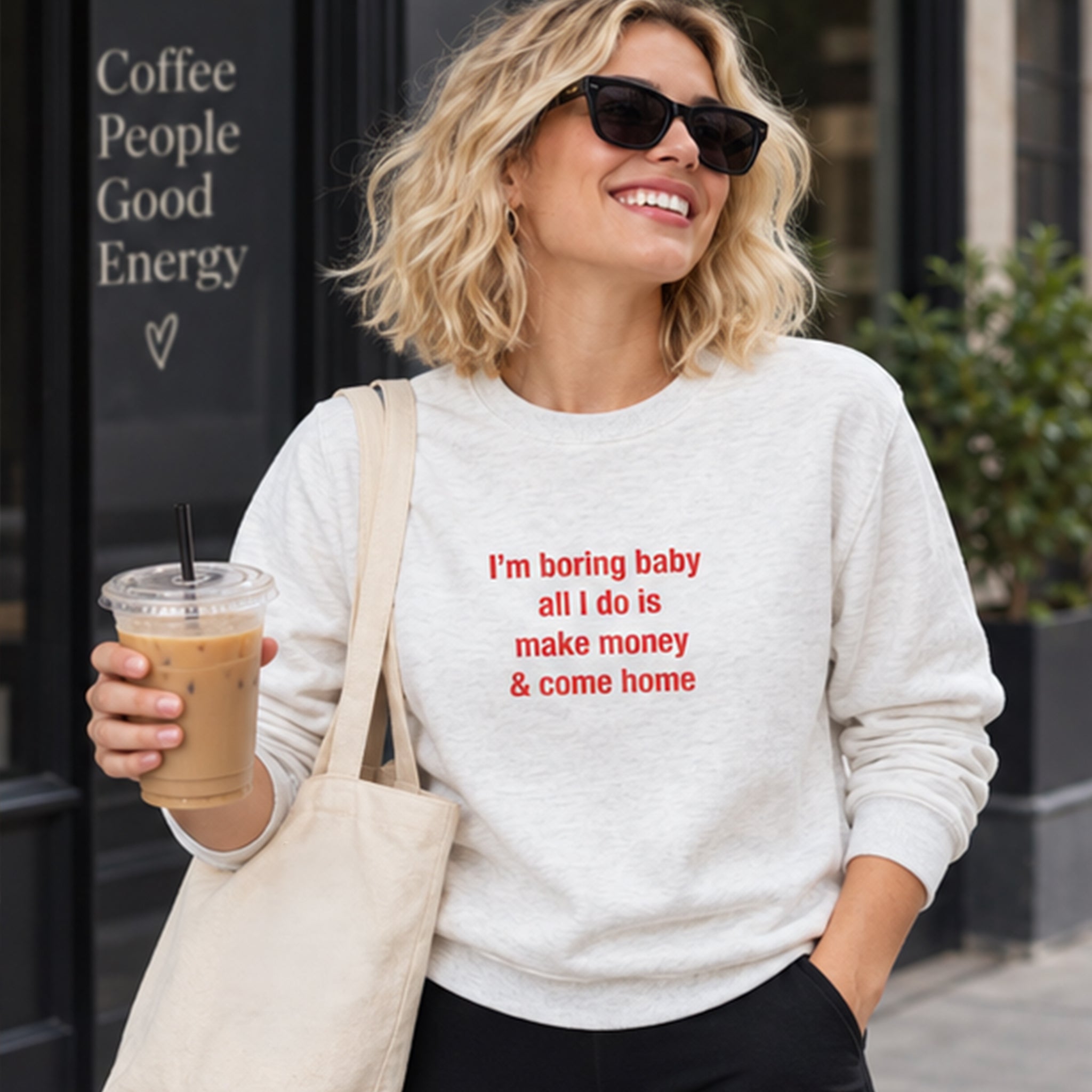 I’m Boring Baby Sweatshirt – Beyaz – model üzerinde ön görünüm