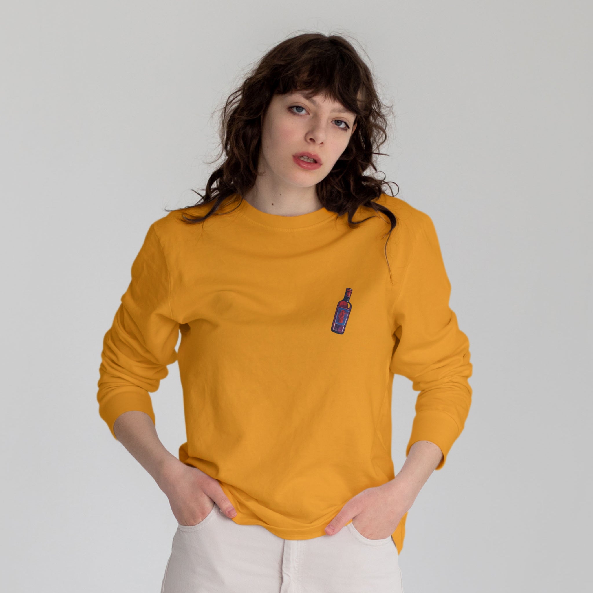 Pasta Sex Wine Sweatshirt – Turuncu – model üzerinde ön görünüm