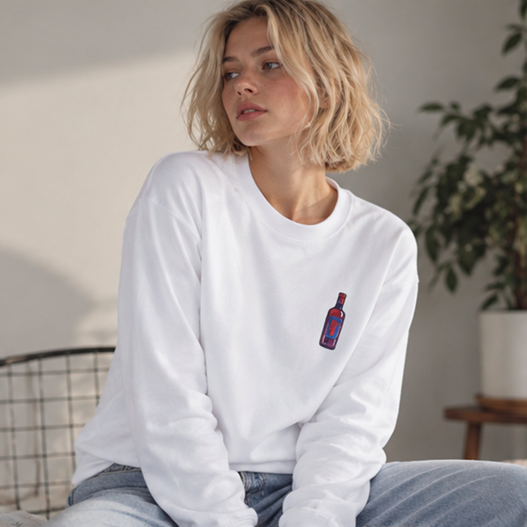 Pasta Sex Wine Sweatshirt – Beyaz – model üzerinde ön görünüm