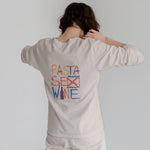 Pasta Sex Wine Sweatshirt – Bej – model üzerinde arka görünüm