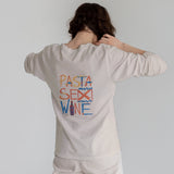 Pasta Sex Wine Sweatshirt – Bej – model üzerinde arka görünüm