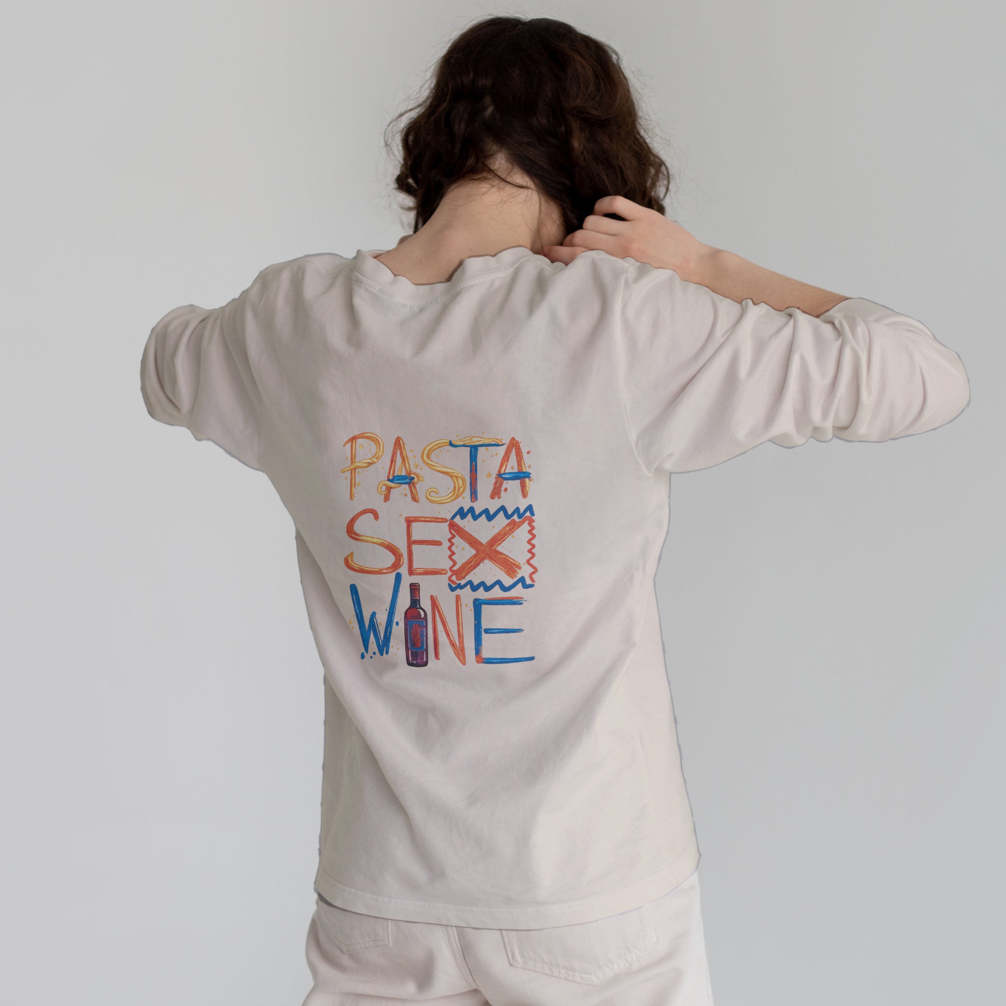 Pasta Sex Wine Sweatshirt – Bej – model üzerinde arka görünüm