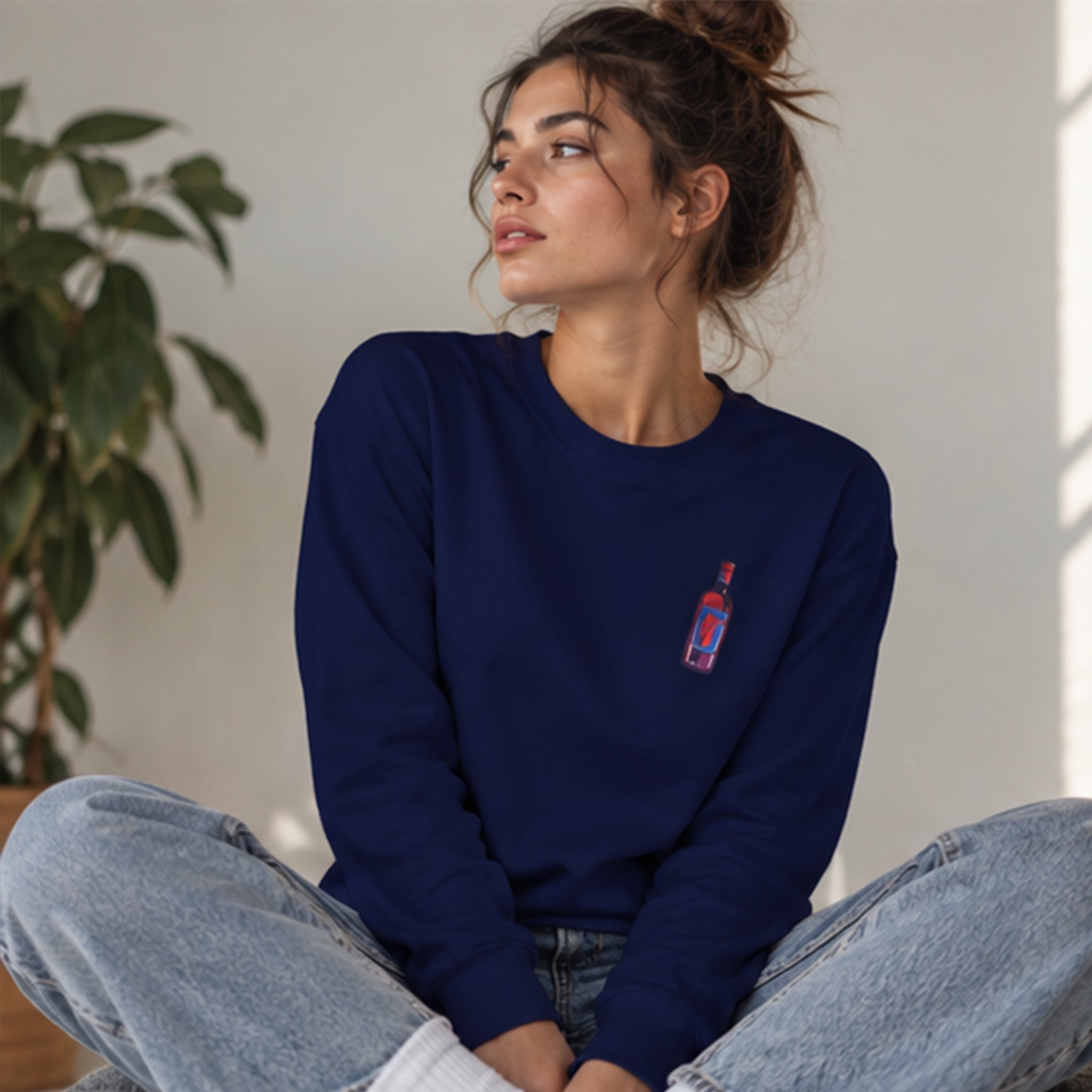 Pasta Sex Wine Sweatshirt – Lacivert – model üzerinde ön görünüm