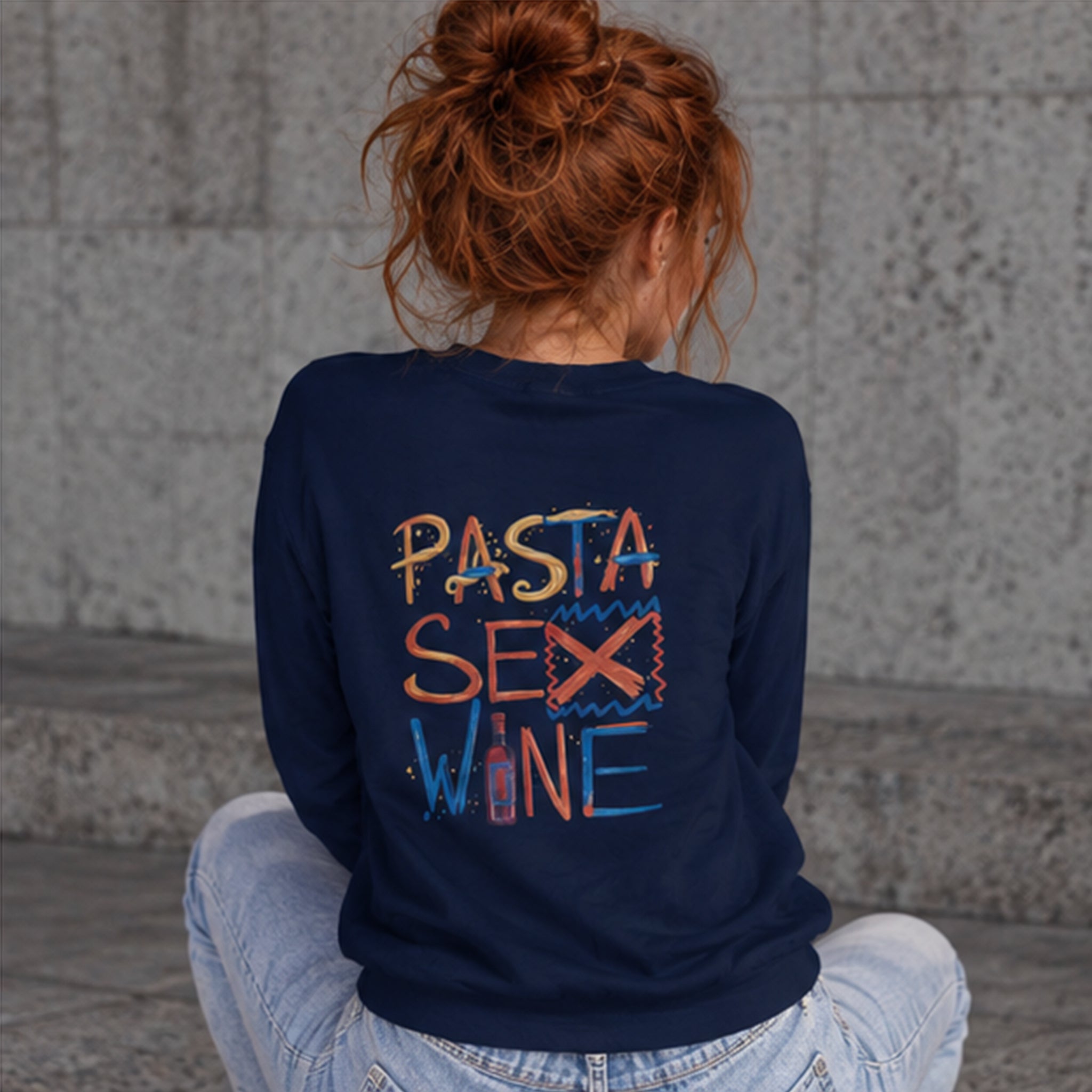 Pasta Sex Wine Sweatshirt – Lacivert – model üzerinde arka görünüm