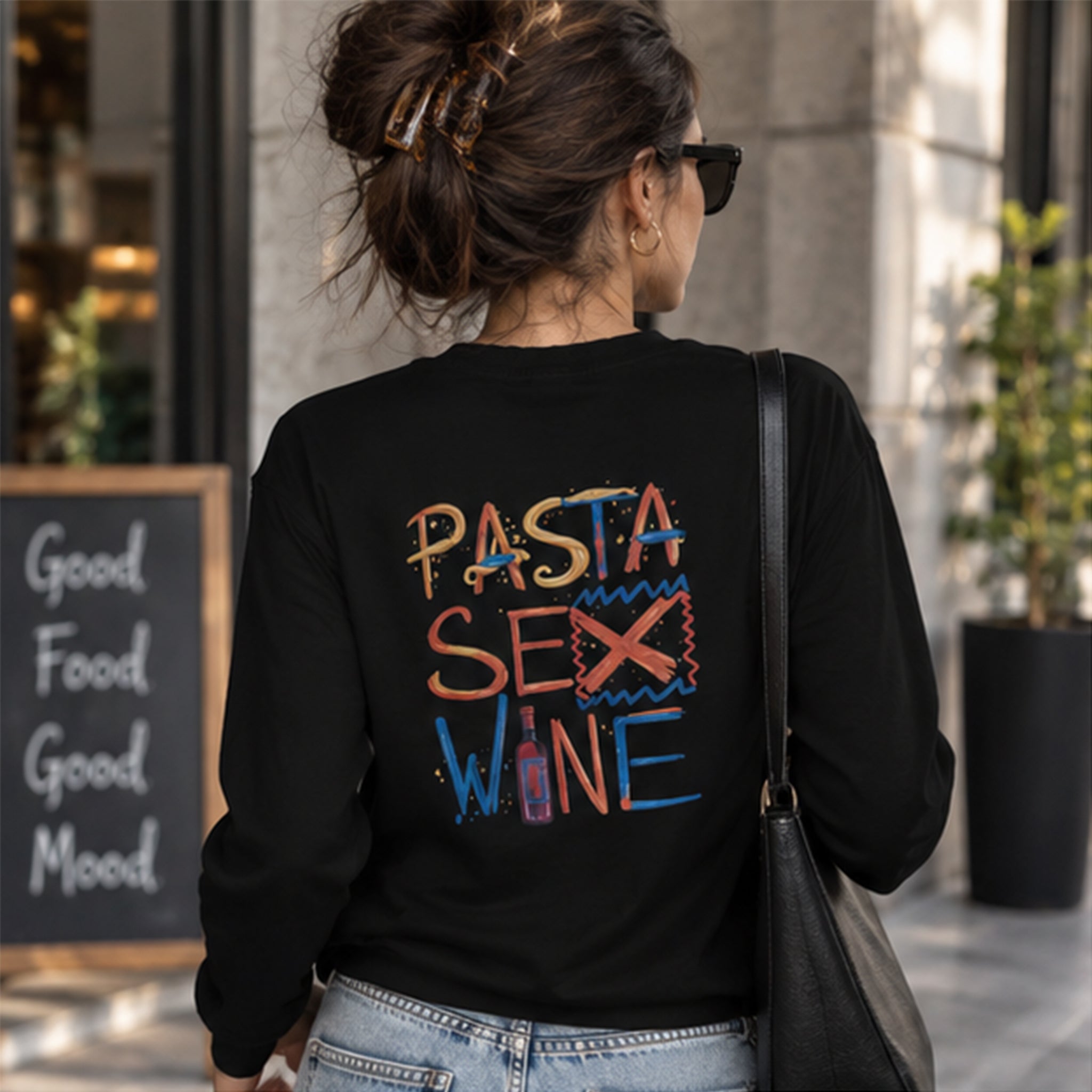 Pasta Sex Wine Sweatshirt – Siyah – model üzerinde arka görünüm