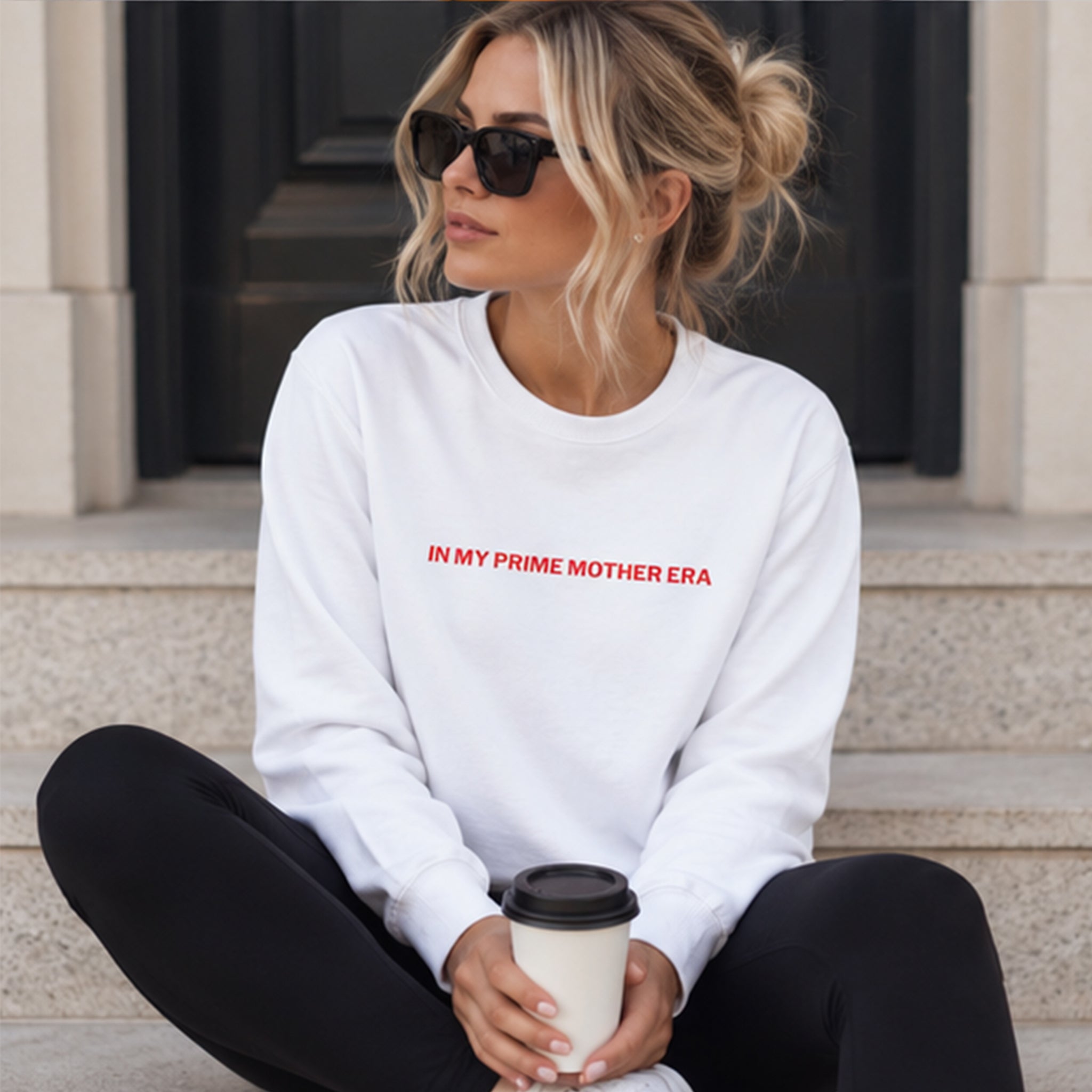 In My Prime Mother Era Sweatshirt – Beyaz – model üzerinde ön görünüm