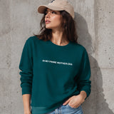 In My Prime Mother Era Sweatshirt – Koyu Yeşil – model üzerinde ön görünüm