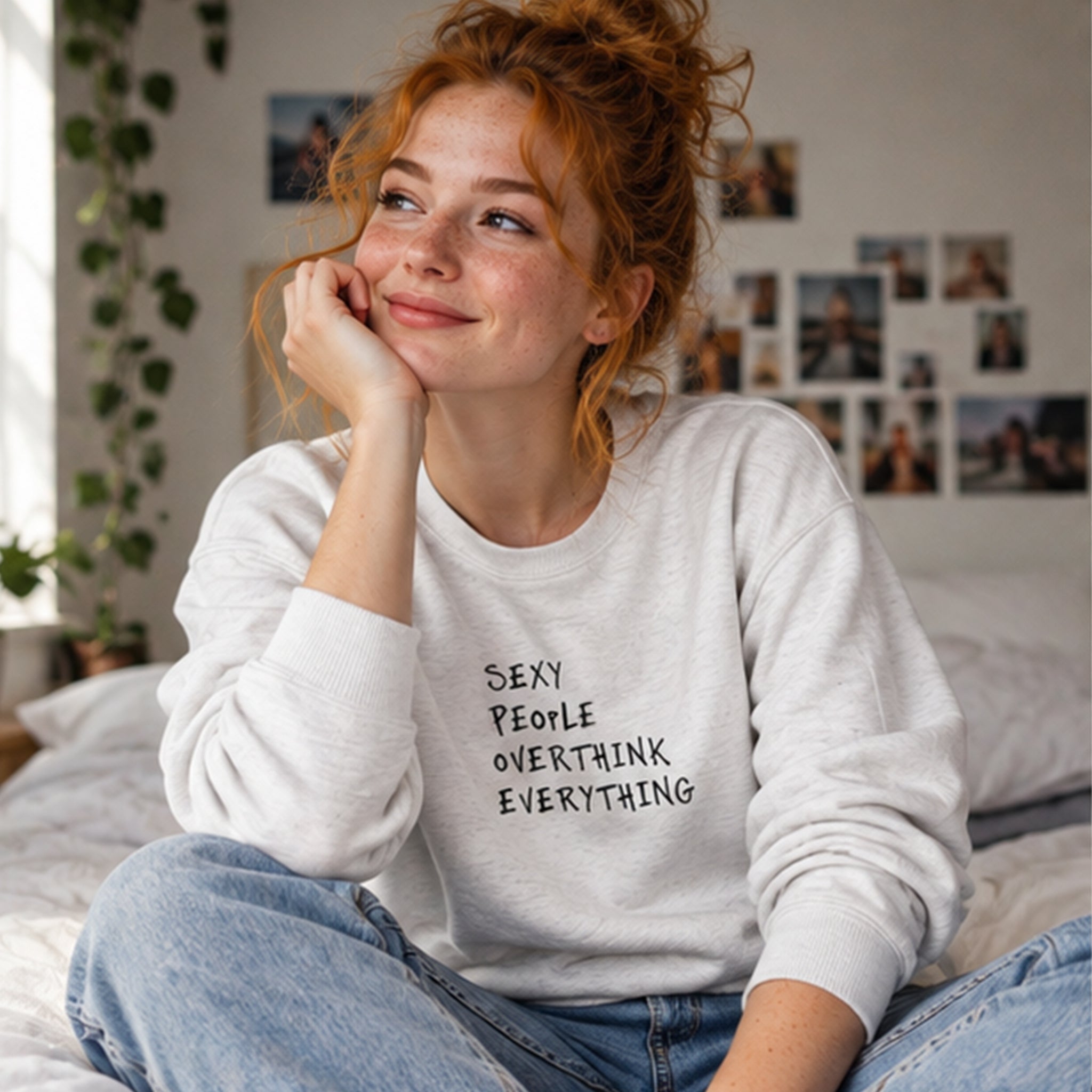 Sexy People Overthink Sweatshirt – Beyaz – model üzerinde ön görünüm