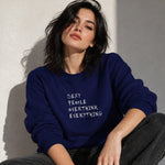 Sexy People Overthink Sweatshirt – Lacivert – model üzerinde ön görünüm