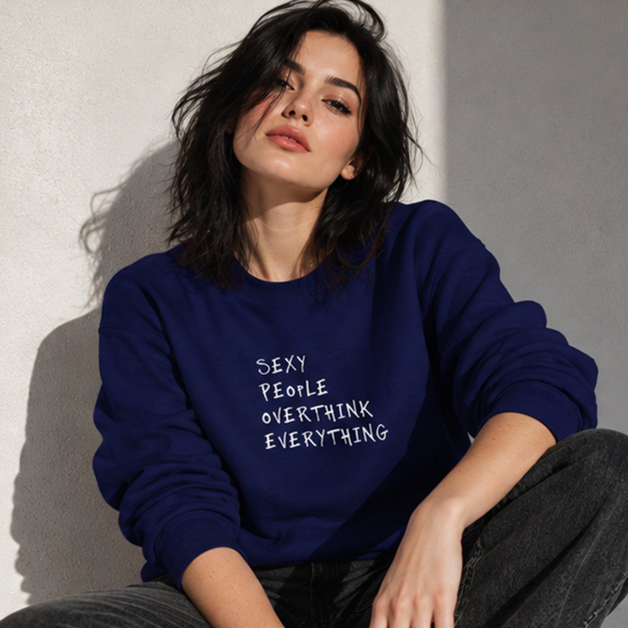 Sexy People Overthink Sweatshirt – Lacivert – model üzerinde ön görünüm