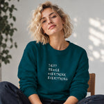 Sexy People Overthink Sweatshirt – Koyu Yeşil – model üzerinde ön görünüm