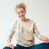Sexy People Overthink Sweatshirt – Bej – model üzerinde ön görünüm