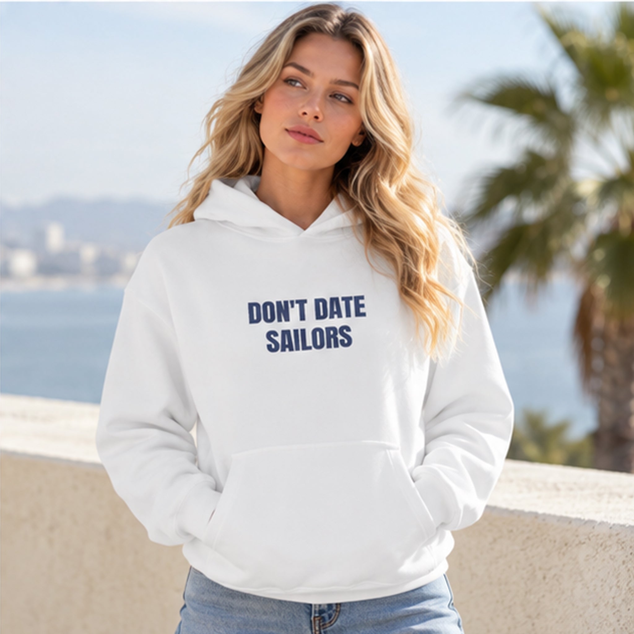Sailor Oversize Hoodie – Beyaz – model üzerinde ön görünüm