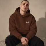 Imola Grand Prix Oversize Hoodie – Kahverengi – model üzerinde ön görünüm