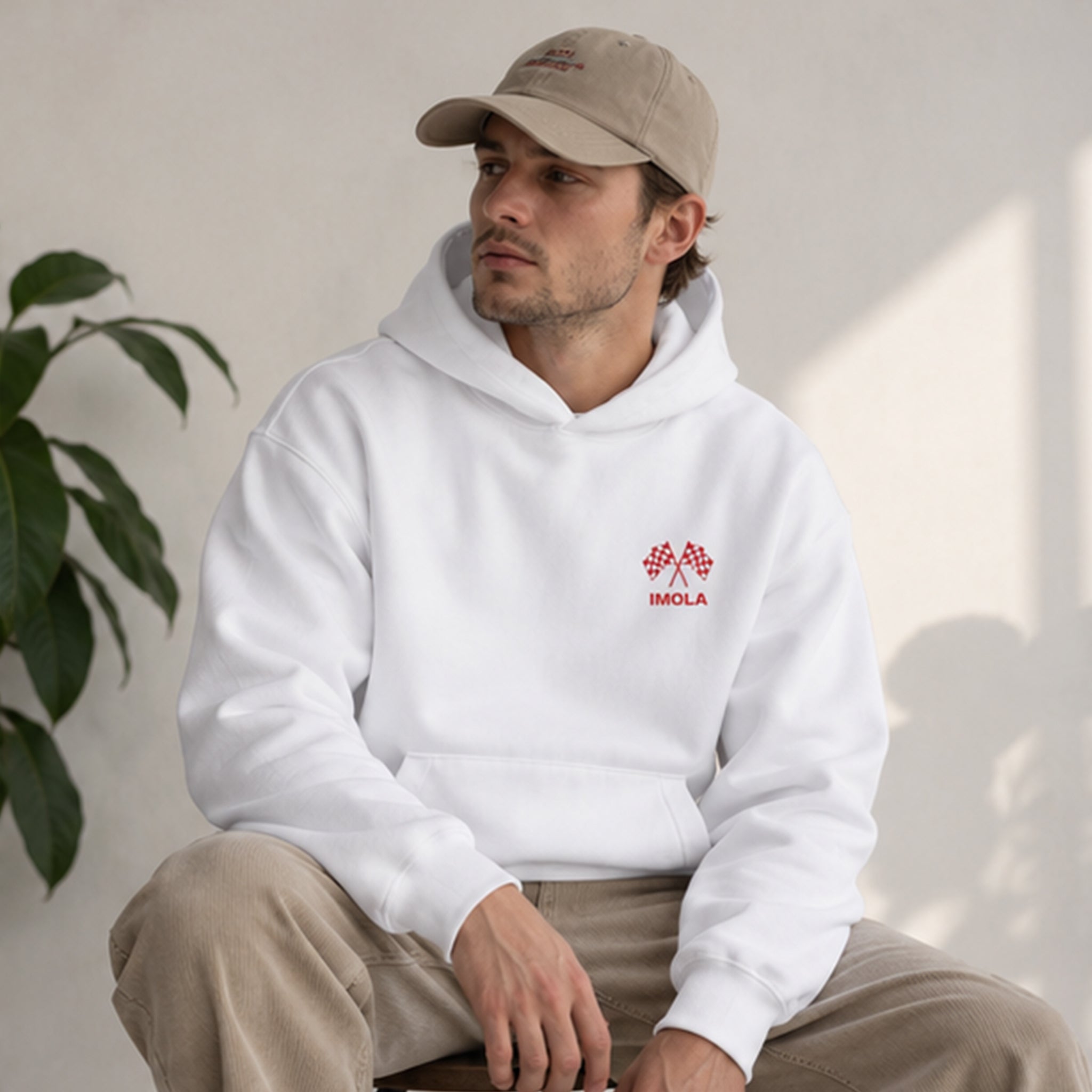 Imola Grand Prix Oversize Hoodie – Beyaz – model üzerinde ön görünüm