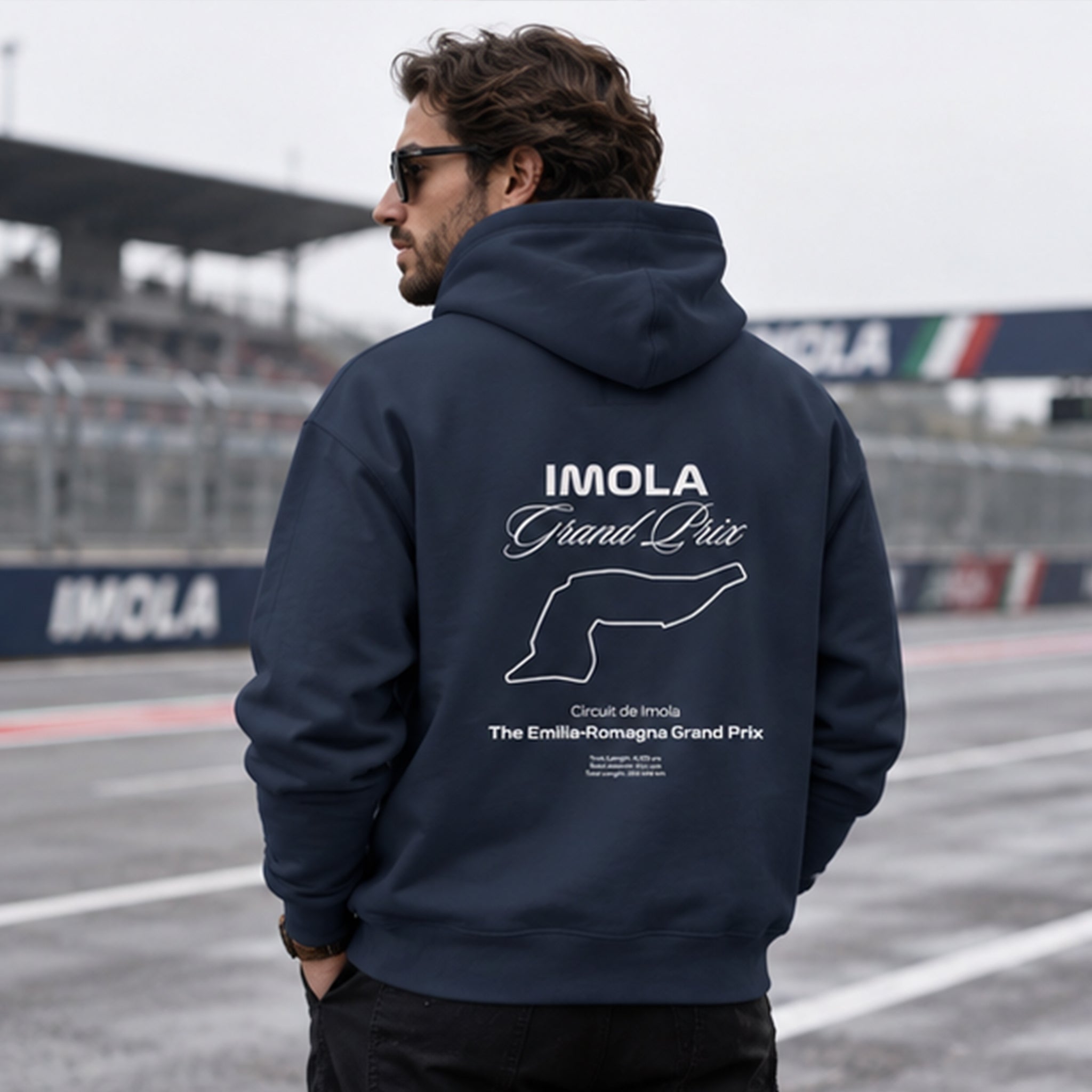 Imola Grand Prix Oversize Hoodie – Lacivert – model üzerinde arka görünüm