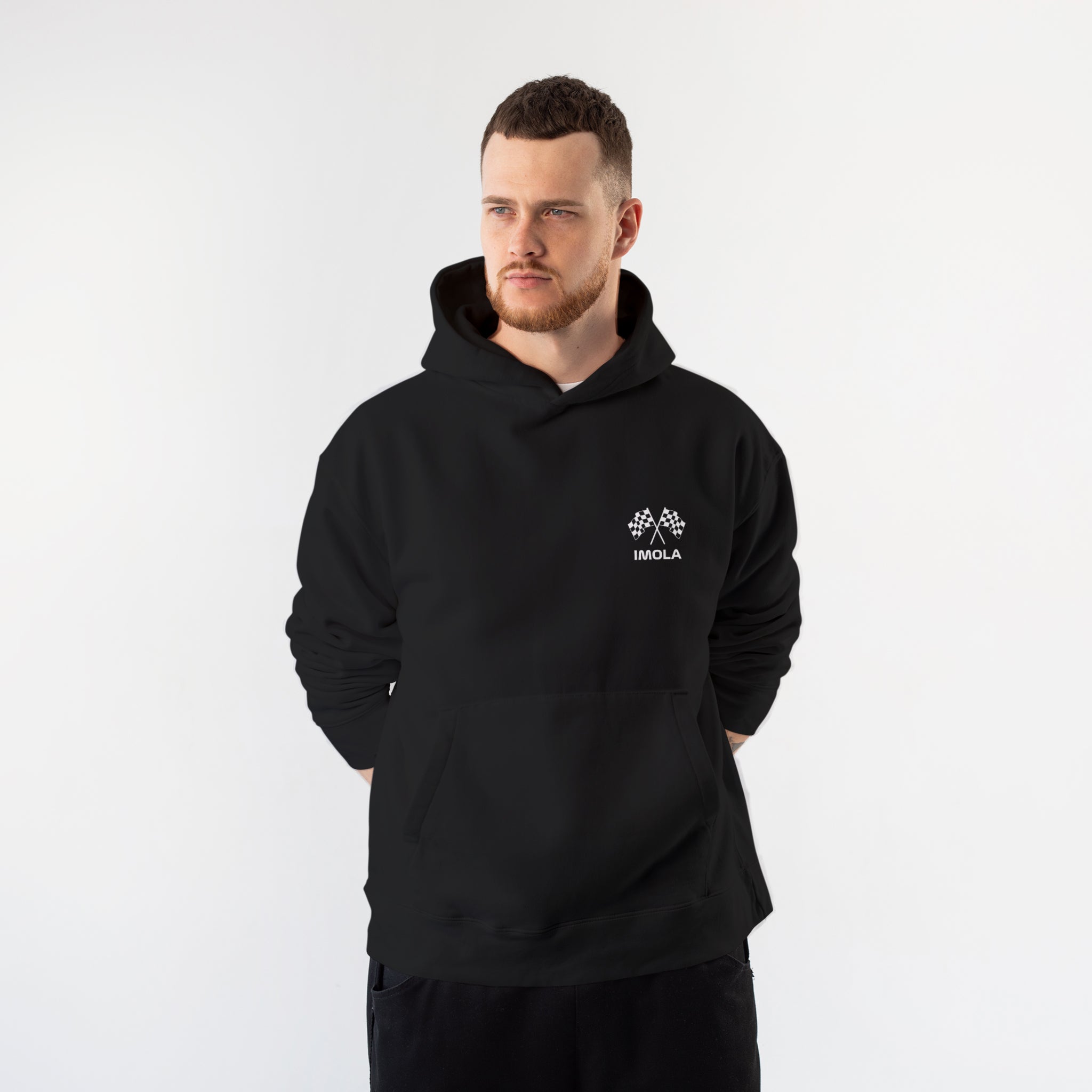 Imola Grand Prix Oversize Hoodie – Siyah – model üzerinde ön görünüm