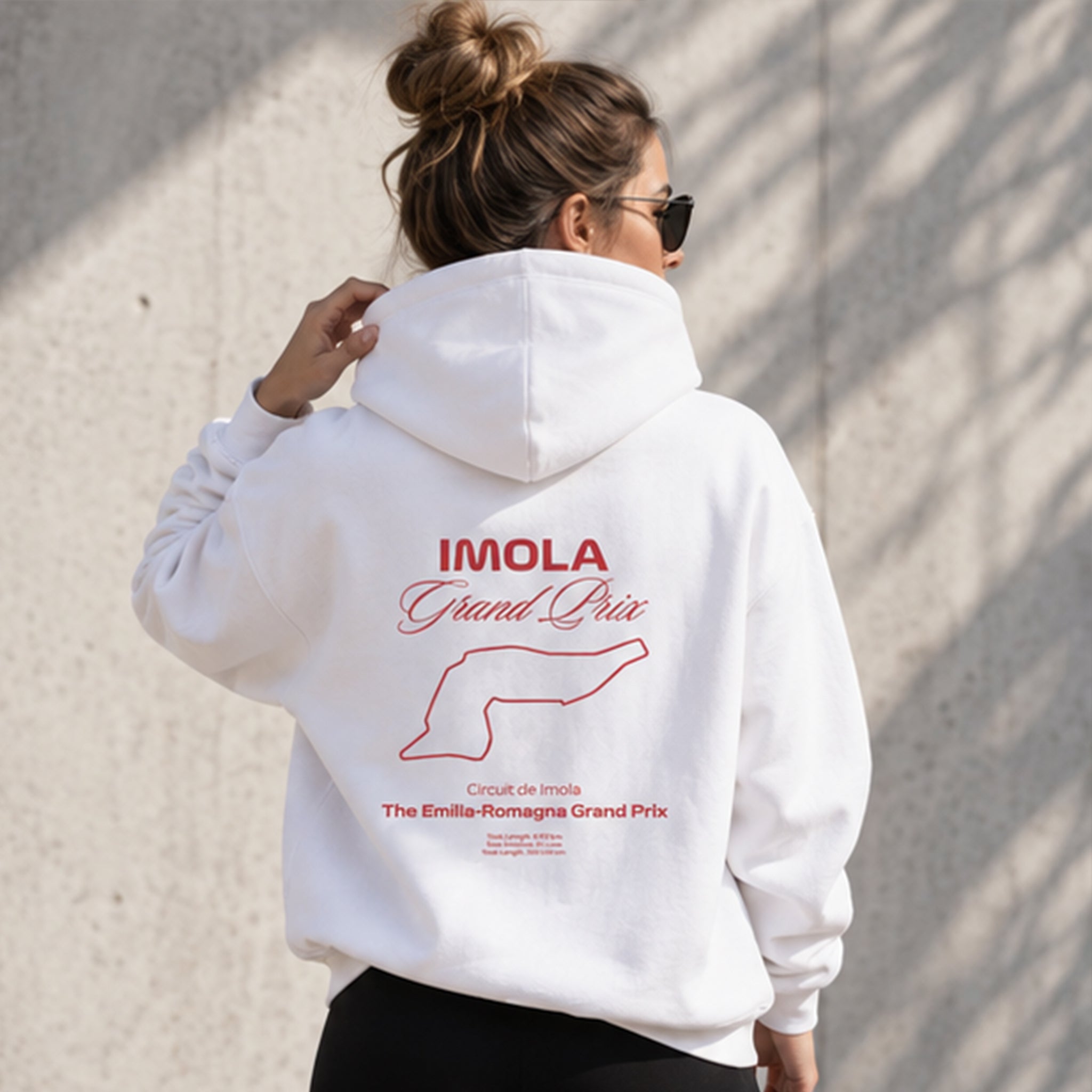 Imola Grand Prix Oversize Hoodie – Beyaz – model üzerinde arka görünüm