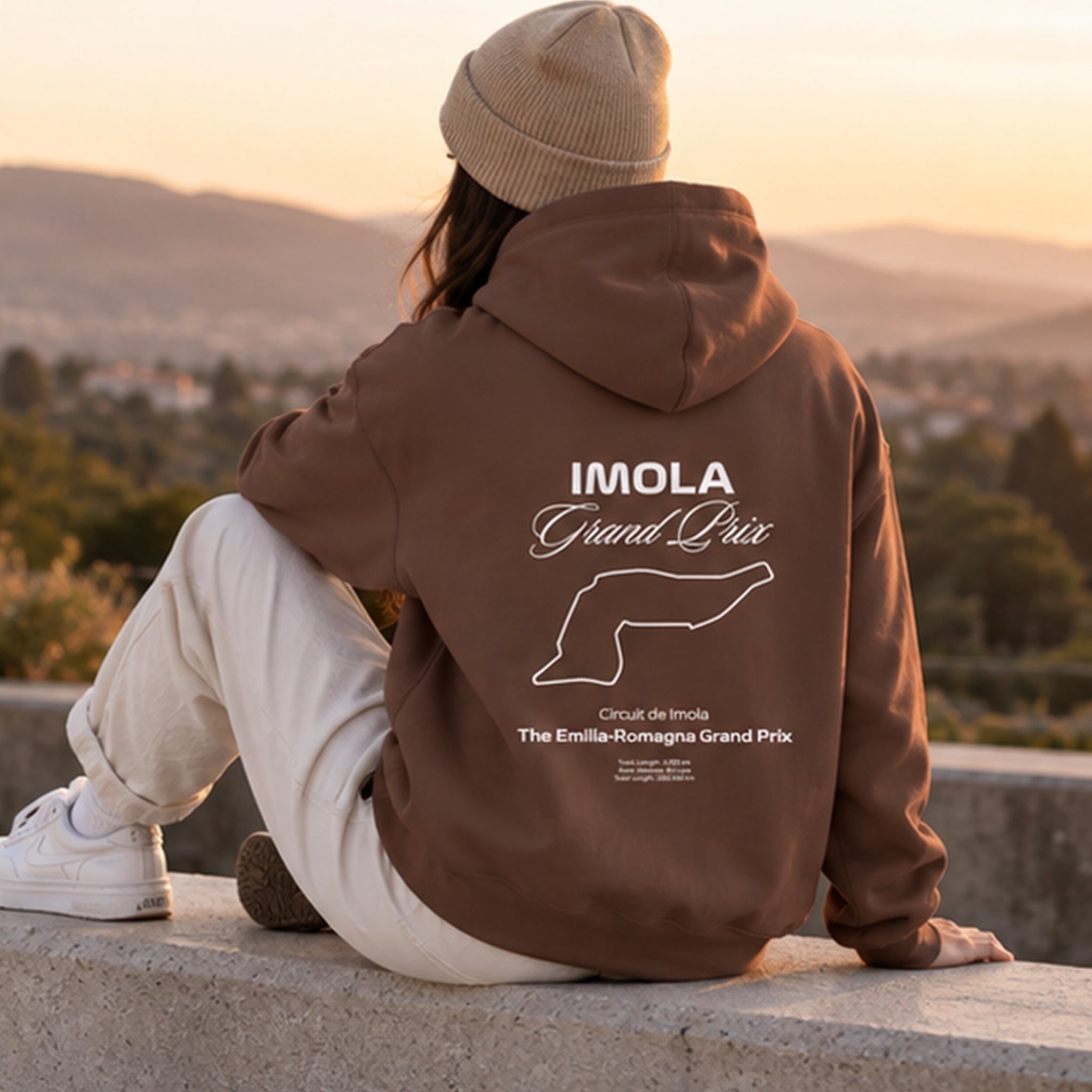 Imola Grand Prix Oversize Hoodie – Kahverengi – model üzerinde arka görünüm