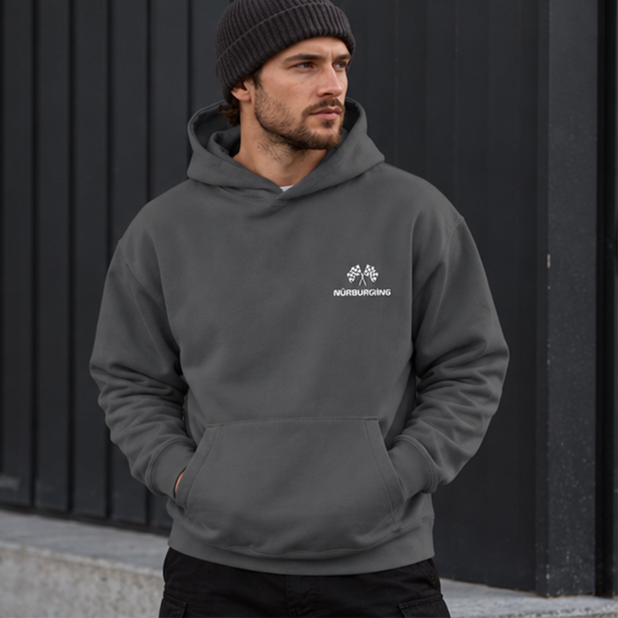 German Grand Prix – Nürburgring Grand Prix Oversize Hoodie – Antrasit – model üzerinde ön görünüm