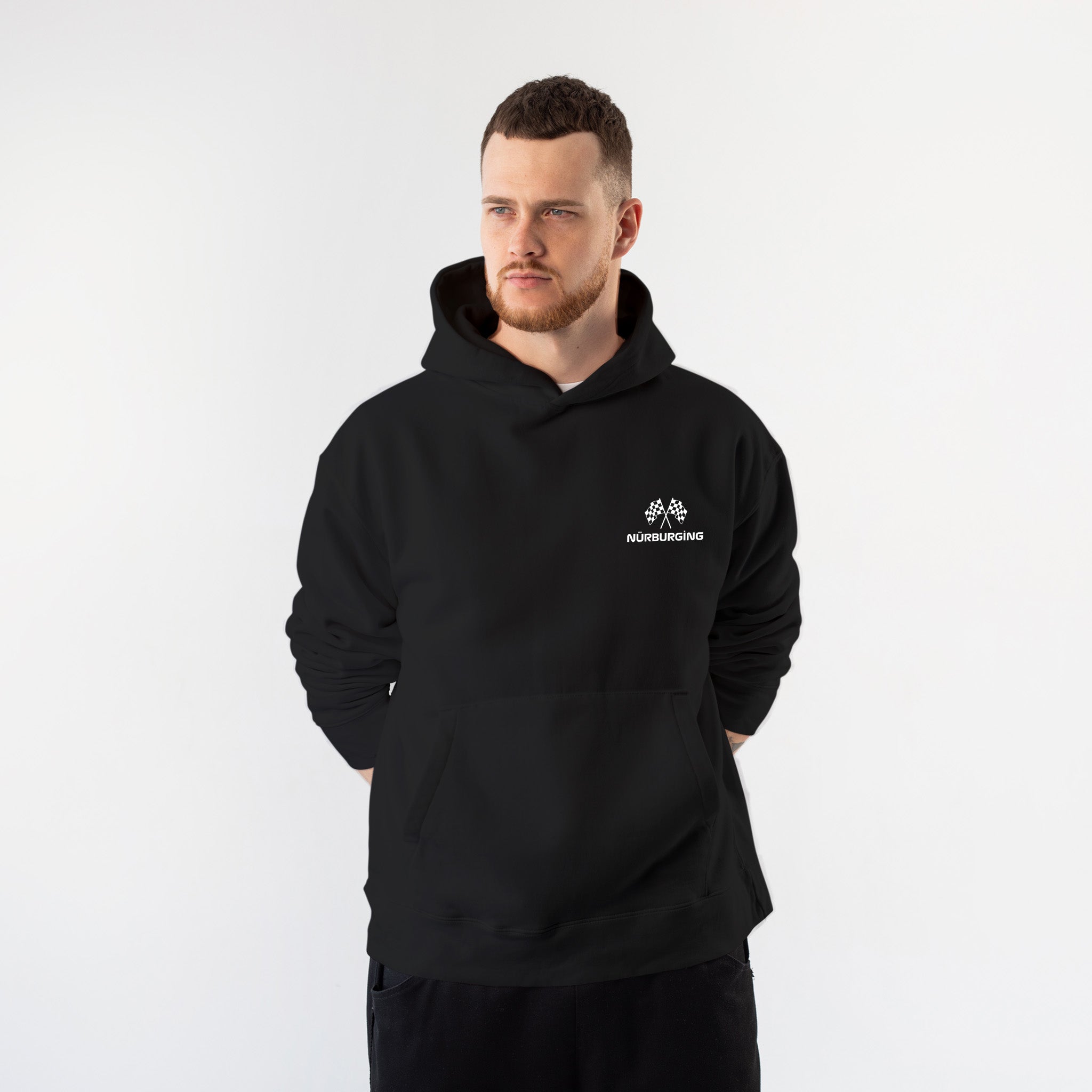 German Grand Prix – Nürburgring Grand Prix Oversize Hoodie – Siyah – model üzerinde ön görünüm