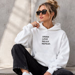 Drink Love Relax Repeat Oversize Hoodie – Beyaz – model üzerinde ön görünüm